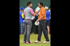 Rory da la mano a Rickie (Stuart Franklin / Getty Images)