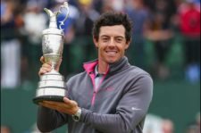 Rory levanta el Claret Jug (Mike Ehrmann / Getty Images)