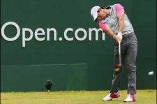 Rory McIlroy saliendo en el hoyo 1 (Mike Ehrmann / Getty Images)