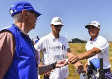 Rickie Fowler regala pelota a marshal Bill Davis luego de pegarle con ella (cortesía Stuart Franklin / Getty Images)