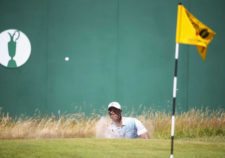 Tiger Woods saliendo de bunker (cortesía Matthew Lewis / Getty Images)