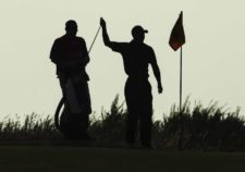 Toger Woods en green 14 (cortesía Andrew Redington / Getty Images)