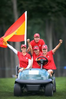 Beatriz Recari con Belen, Carlota y Azahara celebrando la victoria Internacional Crown 2014