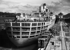 El primer transatlántico al oriente P&O Oriana vuelve a Southampton después de su primer viaje al Canal de Panamá en 1961 (cortesía Central Press/Getty Images)