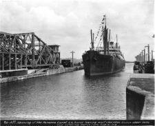 El Canal de Panamá se inauguró el 15 de agosto de 1914. La primera nave que lo cruzó fue el vapor de los Estados Unidos SS Ancón. Aquí se muestra saliendo de la esclusa oeste y entrando al Lago Gatún (cortesía PhotoQuest/Getty Images)