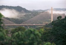 El Puente Centenario que atraviesa el Canal de Panamá se abrió al tráfico en septiembre de 2005. Es la segunda carretera para cruzar el Canal de Panamá y fue construido para aliviar la congestión del primer cruce, el Puente de las Américas