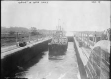 El S.S. Ancon haciendo el primer tránsito oficial del Canal de Panamá como parte de la ceremonia de apertura el 15 de agosto 1914 (cortesía Bain News Service / Library of Congress)