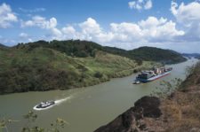 Vista de los buques que navegan por el Canal de Panamá, desde la colina del Contratista, Panamá. 5 de Mayo 2014 (Lago Gatún) (cortesía DeAgostini/Getty Images)