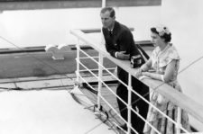 La Reina Isabel II y el Duque de Edimburgo a bordo del Gothic mientras la nave transita las esclusas de Miraflores en el Canal de Panamá el 3 de diciembre 1953 (cortesía Popperfoto/Getty Images)