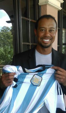 Tiger posó junto a la camiseta de Argentina