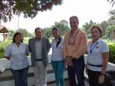 De izquierda a derecha: Karina Pérez – Gte de Administración de Fundación, Cezar Oero de Ashburton, Corina Trujillo – Coordinadora de Recaudación de la Fundación, Luis A. Terrero de Ashburton y Miriam de Hernández – Voluntariado HSJDD.