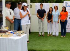 Katherine Shahani, anfitriona del evento, junto a amigos y familiares de Luis Martínez