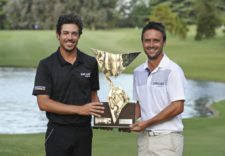 BUENOS AIRES, ARGENTINA (OCT. 25, 2014) - Los argentinos Emilio Domínguez y Rafael Echenique posan con el trofeo como el equipo ganador de la edición inaugural de la Bridgestone America's Golf Cup que concluyó este domingo en Olivos Golf Club. (Enrique Berardi/PGA TOUR)