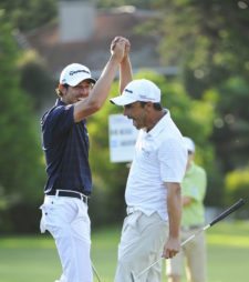 BUENOS AIRES, ARGENTINA - (OCT. 25, 2014) - Emilio Domínguez, izquierda, y Rafael Echenique de San Luis, Argentina celebran un birdie en el hoyo 17 durante la tercera ronda de la Bridgestone America's Golf Cup en Olivos Golf Club. (Enrique Berardi/PGA TOUR)