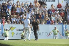 BUENOS AIRES, ARGENTINA (OCT. 25, 2014) - Rafael Echenique se apresta a abrazar a Emilio Domínguez tras el putt que este último embocó para águila en el hoyo final para conseguir la victoria en la Bridgestone America's Golf Cup en Olivos Golf Club. (Enrique Berardi/PGA TOUR)