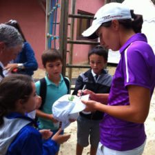 Carlota Ciganda firmando autógrafos (Cortesía Ladies European Tour-LET - Tristan Jones)