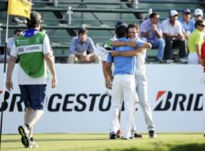 BUENOS AIRES, ARGENTINA - (OCT. 24, 2014) - Los argentinos Rafael Echenique y Emilio Domínguez se abrazan para celebrar un birdie en el hoyo 18 durante la segunda ronda de la Bridgestone America's Golf Cup en Olivos Golf Club. (Enrique Berardi/PGA TOUR)