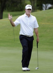 BOGOTA, COLOMBIA (OCT. 3, 2014) - El estadounidense Rick Cochran III agradece al público en el hoyo 18 durante la segunda ronda del Arturo Calle Colombian Classic presentado por Avianca en Pueblo Nuevo CC. (Enrique Berardi/PGA TOUR)