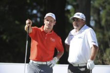 BUENOS AIRES, ARGENTINA - (OCT. 22, 2014) - Lisandro Borges, CEO de la Bridgestone America’s Golf Cup, y Ángel Cabrera conversan en el tee del hoyo 17 durante el Pro-Am previo al torneo que comienza este jueves en Olivos Golf Club. (Enrique Berardi/PGA TOUR)