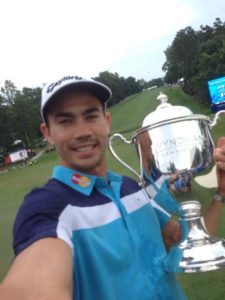 Camilo & Trofeo Sam Snead / Wyndham Championship (cortesía www.pgatour.com)