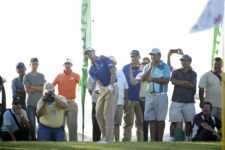 MAZATLAN, MEXICO (OCT. 12, 2014) El argentino Jorge Fernández Valdés ejecuta un chip para su tercer tiro en el hoyo de desempate que definió el TransAmerican Power Products CRV Mazatlán Open en Estrella del Mar Golf, Condos & Resort en Mazatlán, México. (Enrique Berardi/PGA TOUR)