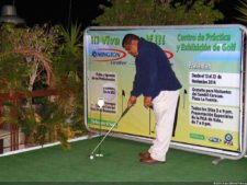 Miguel Martínez practicando el Putt en Sambil Caracas