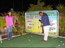 Miguel Martínez practicando el putt