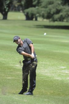 BUENOS AIRES, ARGENTINA (NOV. 27, 2014) - El argentino Sebastián Saavedra pega desde el fairway del hoyo 9 durante la primera ronda del Personal Classic en Las Praderas Club Campos de Golf. (Enrique Berardi/PGA TOUR)