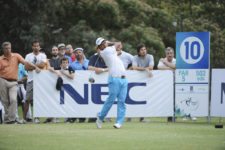 BUENOS AIRES, ARGENTINA (NOV. 29, 2014) - El argentino Fabián Gómez pega su golpe de salida en el hoyo 10 durante la tercera ronda del Personal Classic en Las Praderas Club Campos de Golf. (Enrique Berardi/PGA TOUR)