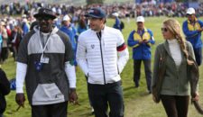 En esta imagen con el atuendo de su marca Jordan, conversa con Keegan Bradley mientras tiene un habano en cada mano