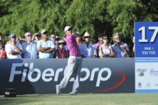 BUENOS AIRES, ARGENTINA (DIC. 6, 2014) - El argentino Emiliano Grillo pega su golpe de salida en tee del hoyo 17 durante la tercera ronda del 109º VISA Open de Argentina presentado por Peugeot. Este evento es el último de la temporada 2014 del PGA TOUR Latinoamérica. (Enrique Berardi/PGA TOUR)