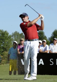 BUENOS AIRES, ARGENTINA (DIC. 6, 2014) - El colombiano Marcelo Rozo pega su golpe de salida en tee del hoyo 15 durante la tercera ronda del 109º VISA Open de Argentina presentado por Peugeot. Este evento es el último de la temporada 2014 del PGA TOUR Latinoamérica. (Enrique Berardi/PGA TOUR)