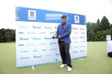 BUENOS AIRES, ARGENTINA (DIC. 1, 2014) - El argentino Fabián Gómez posa con el trofeo tras defender con éxito el título del Personal Classic 2014 en Las Praderas Club Campos de Golf este lunes por la mañana. (Enrique Berardi/PGA TOUR)