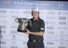 BUENOS AIRES, ARGENTINA (DIC. 7, 2014) - El argentino Emiliano Grillo posa con el trofeo tras proclamarse campeón del 109º VISA Open de Argentina presentado por Peugeot en Martindale Country Club. (Enrique Berardi/PGA TOUR)