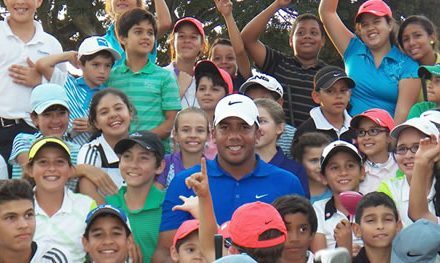 Jhonattan dictó clínica e inspiró a decenas de niños