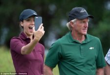 Jessica Alba parece estar pasándola muy bien en el torneo, sonriendo con su coach y compañero profesional Gerg Norman, mientras se toma algunos selfies (cortesía www.dailymail.co.uk)