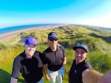 Rickie Fowler, caddy Joe y manager Sam durante semana del Scottish Open en Royal Aberdeen, Tee 18th.2014 (cortesía scottishgolfpodcast.com)