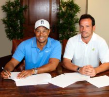 Tiger Woods y Lisandro Borges (CEO de la Bridgestone America´s Golf Cup)
