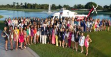 Donald Trump, dueño del concurso, posa junto a las candidatas del Miss Universo 2014, en el campo de golf, de su propiedad, en Doral, Florida (cortesía www.voy.com)