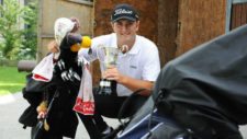 El barrikoztarra Jon Rahm, posando con sus palos de golf en Derio, donde entrena (David de Haro) (cortesía www.deia.com)