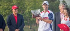 Oscar Borda (Director General de Claro Panamá) y Mathew Goggin (Campeón del torneo)