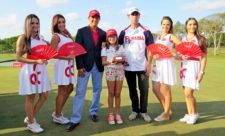 Oscar Borda, su hija (sosteniendo el trofeo) y Mathew Goggin con azafatas de Claro