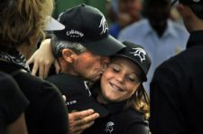 Gary Player y su nieta (cortesía michaelholahan.com)