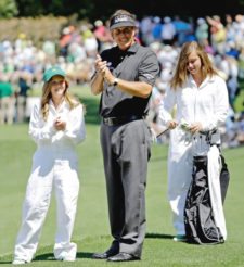 Phil Mickelson y sus hijas (cortesía www.windsorstar.com)