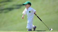 Webb Simpson e hijo trayendo el putter (cortesía thebiglead.com)