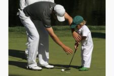 Zach Johnson e hijo (cortesía www.thestar.com)