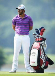 Pablo Larrazabal Shenzhen International con la bolsa y logo de su restaurante Cocomo en la 2a ronda