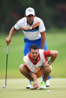 Pablo Larrazabal Shenzhen International mira la caida con su caddie