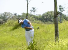 TELA, HONDURAS - MAY 28: El español Samuel Del Val pega desde el pasto alto del hoyo 7 durante la primera ronda del Honduras Open presented by Indura Golf and Beach Resort en Tela, Honduras. (Enrique Berardi/PGA TOUR)