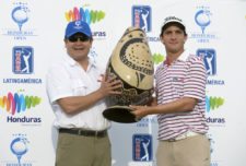 TELA, HONDURAS - MAYO 31, 2015: Juan Orlando Hernández, presidente de Honduras, le entrega al venezolano Felipe Velázquez el trofeo como campeón del Honduras Open presented by Indura Beach and Golf este domingo en Tela, Honduras. (Enrique Berardi/PGA TOUR)